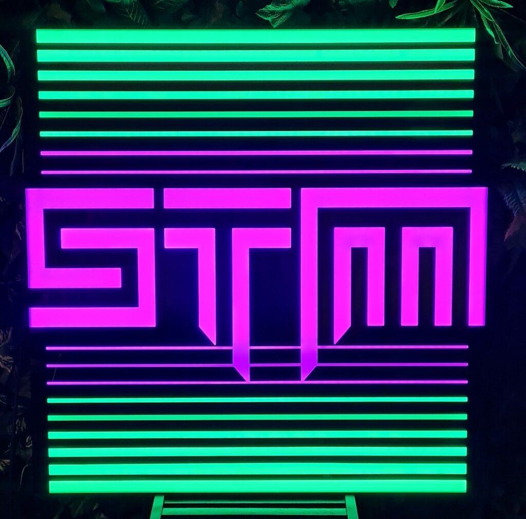 Świecące logo firmy STM CYBER